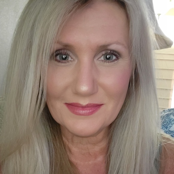 Lisa Renee - Picture 2 of 2